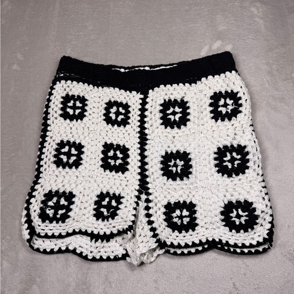 Urban Outfitters Granny Square Crochet Black White Boho Shorts Size Large - Picture 2 of 16
